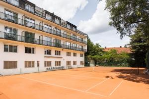 Pista de tennis o esquaix a Engimatt City & Garden Hotel o a prop