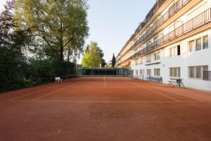 Pista de tennis o esquaix a Engimatt City & Garden Hotel o a prop