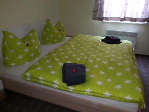 un letto con una coperta verde con delle stelle sopra di Ferienhaus Lilienstein a Bad Schandau