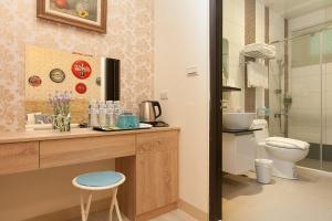 ein Badezimmer mit Waschbecken und Toilette in der Unterkunft D3 Classic BNB in Wujie