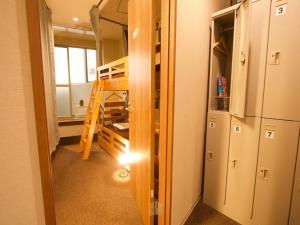 Palanda nebo palandy na pokoji v ubytování Osaka Guesthouse Nest