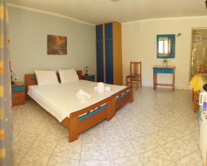 ein Schlafzimmer mit einem großen Bett in einem Zimmer in der Unterkunft Epi Apartments in Lourdata