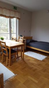 OdensviにあるOdensvi Vandrarhemのテーブル、椅子、ベッドが備わる客室です。