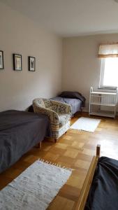 - un salon avec deux lits et un canapé dans l'établissement Odensvi Vandrarhem, à Odensvi