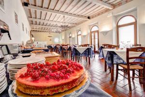 un pastel sentado en una mesa en una habitación en Hotel San Lino en Volterra