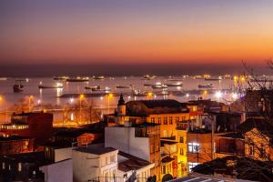 イスタンブールにあるReggaeの夜の街並み