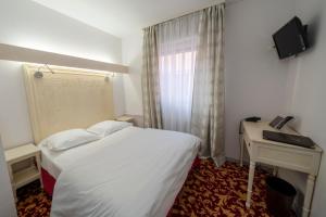 TV a/nebo společenská místnost v ubytování Hotel Majestic Alsace - Strasbourg Nord