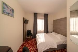 Postel nebo postele na pokoji v ubytování Hotel Majestic Alsace - Strasbourg Nord