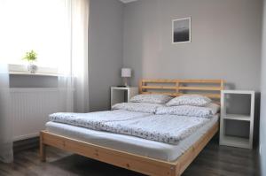 a bedroom with a bed and a desk at Pokoje Gościnne "Sowa" in Władysławowo