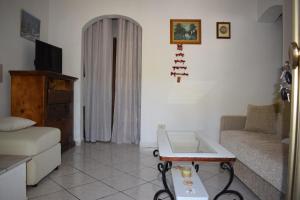 a living room with a couch and a table at Casa vacanze Via Roma in San Felice Circeo