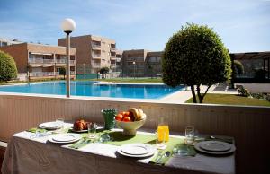 un tavolo con un cesto di frutta e un cesto di frutta di Beach House, Labruge, Porto a Labruge