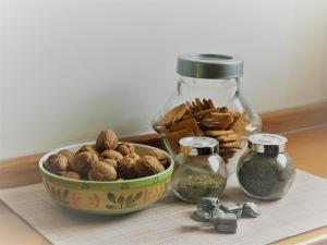 un bol de noix sur une table avec un pot en verre dans l'établissement Casa Lory, à Mestre