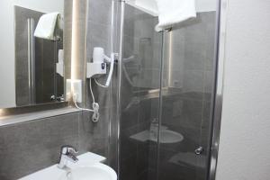 Ein Badezimmer in der Unterkunft Hotel Rheinbrücke