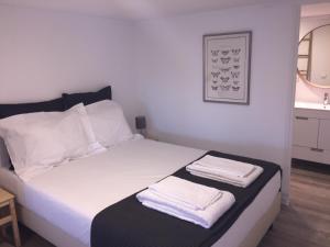 Tempat tidur dalam kamar di Quinta do Meco - Beach & Nature