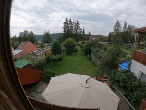 een witte parasol bovenop een balkon bij Frymburk 210 in Frymburk