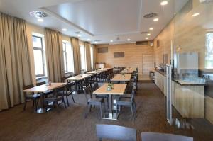 Reštaurácia alebo iné gastronomické zariadenie v ubytovaní Hotel Sněžné
