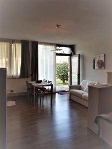 sala de estar con sofá y mesa en GeoResort, en Tremosine Sul Garda