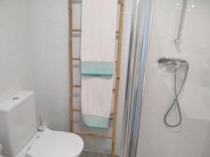Vonios kambarys apgyvendinimo įstaigoje Casas do Pedro T3