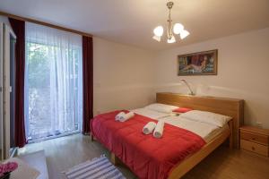 1 dormitorio con cama y ventana grande en Heimbring, en Rukavac