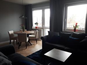 een woonkamer met een bank en een tafel bij Apartament Stara Gazownia in Zielona Góra