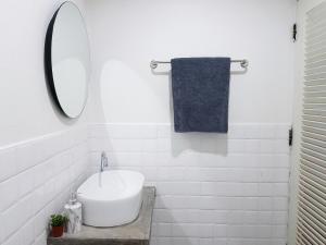 Bilik mandi di Piyanattha House +46 gambar