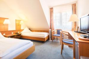 Un pat sau paturi într-o cameră la Hotel Blume