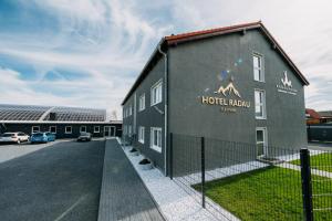 ein Gebäude mit einem Schild an der Seite in der Unterkunft Hotel Radau in Bad Harzburg