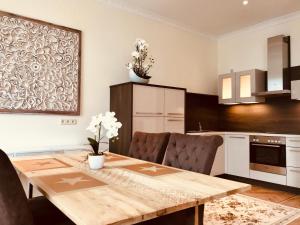 a kitchen with a wooden table in a room at Mediterrane Luxusferienwohnung 5, Berlin- Köpenick, Am Müggelsee in Berlin