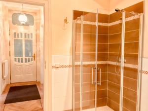 a shower with a glass door in a bathroom at Mediterrane Luxusferienwohnung 5, Berlin- Köpenick, Am Müggelsee in Berlin