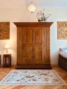 um armário de madeira num quarto com um tapete em Mediterrane Luxusferienwohnung 5, Berlin- Köpenick, Am Müggelsee em Berlim