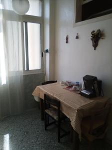 une chambre avec une table et un ordinateur dans l'établissement Sweet home, à Bari