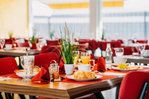 einen Tisch in einem Restaurant mit Speisen darauf in der Unterkunft Hotel Radau in Bad Harzburg