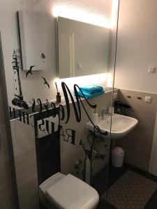 Un baño de Ferienwohnung Heimathafen Küstenwald