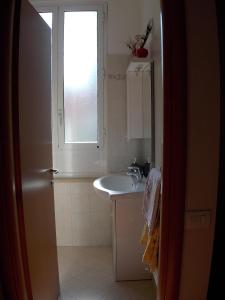 A bathroom at L'attico di Val.
