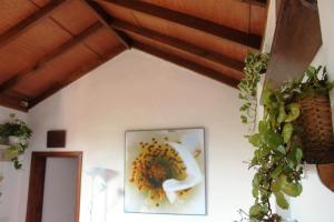 Pokój z obrazem na ścianie z roślinami w obiekcie FINCA LA PLANTACIÓN _Agroturismo w mieście La Orotava