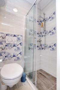 een badkamer met een toilet en een douche bij Apartment Ivan in Kaštel Sućurac