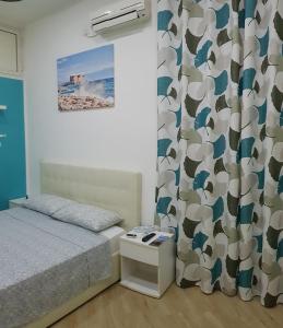 una piccola camera con letto e tenda di Studio One a Napoli