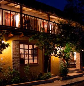 um edifício com uma varanda ao lado em HOTEL CAMPESTRE LA CASONA VILLA de LEYVA em Villa de Leyva