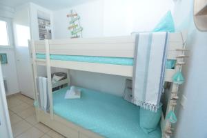 a toy bedroom with a bunk bed in a room at APPT T3 Rêve d'Océan les pieds dans l'eau in Lacanau