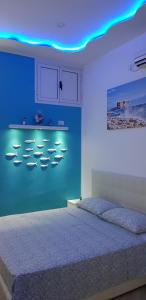 una camera con letto e illuminazione blu di Studio One a Napoli