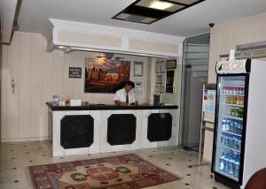 een vrouw die aan een toonbank in een winkel staat bij Grand Reis Hotel in Istanbul