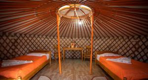 En eller flere senger på et rom på Gobi Mirage Lodge