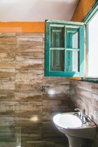 Copina的住宿－Posada Las Vertientes，一间带水槽和窗户的浴室