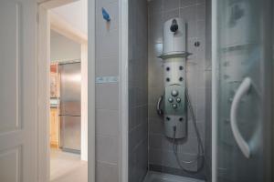 eine Dusche im Bad mit einem Kopf an der Wand in der Unterkunft Memorable Holidays With Your Family in Maspalomas