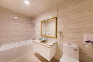 a bathroom with a sink and a toilet and a tub at QK Motel in Taoyuan