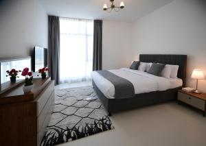 سرير أو أسرّة في غرفة في Noor Amwaj Hotel & Apartment