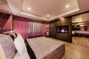 Tempat tidur dalam kamar di QK Motel