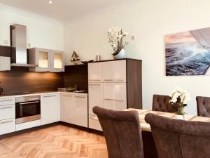 Kuchyň nebo kuchyňský kout v ubytování Mediterrane Luxusferienwohnung 4, Berlin-Köpenick, Am Müggelsee + 24 fotografií