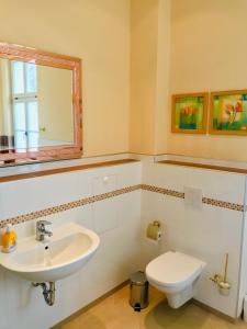 Koupelna v ubytování Mediterrane Luxusferienwohnung 4, Berlin-Köpenick, Am Müggelsee