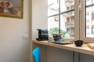 un bancone con macchinetta del caffè e finestra di Mini loft Moscova a Milano